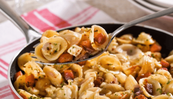 Macarrão com Molho de Cebola e Queijo Branco