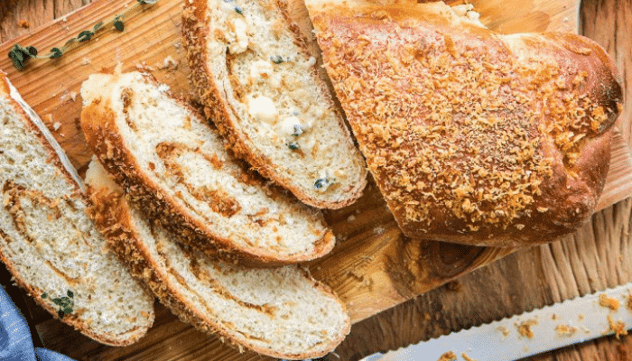 Pão de Torresmo com Manteiga de Tomilho